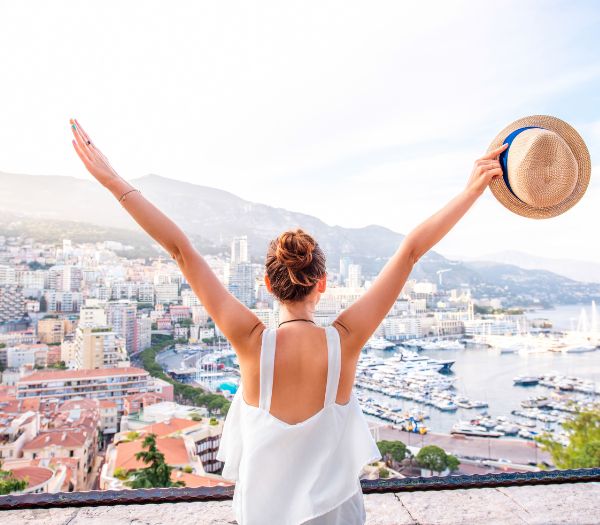 Rejsende kvinde nyder udsigten i Monaco