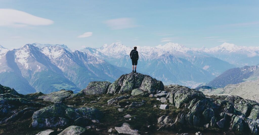 Mand hiker i Schweiz